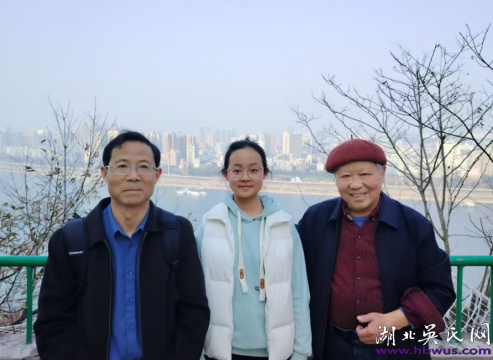 吴大升：乙巳首日，我们爷仨登上了磨基山顶